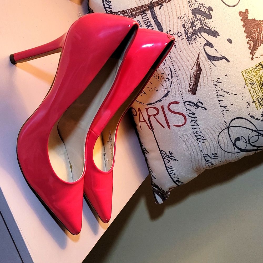 Guess Hot 🔥 Pink Size 9 Patent Leather Pumps